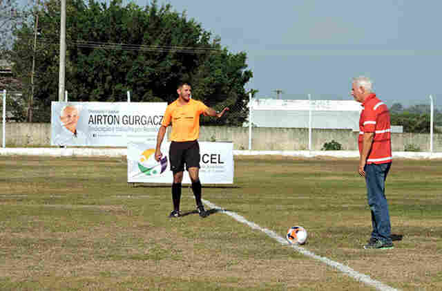 Airton Gurgacz participa da abertura de Campeonato de Futebol Society