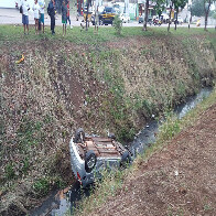 Colisão na capital deixa um morto e três feridos; carro caiu no canal da Jorge Teixeira