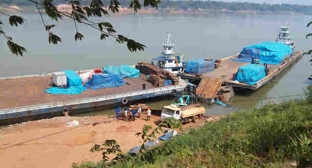 Barranco cede e empilhadeira de 40 toneladas cai no Rio Madeira