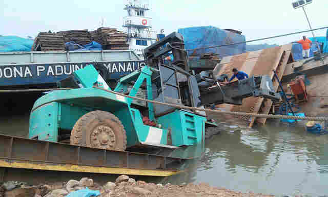 Defesa Civil deve vistoriar área onde empilhadeira caiu no Rio Madeira