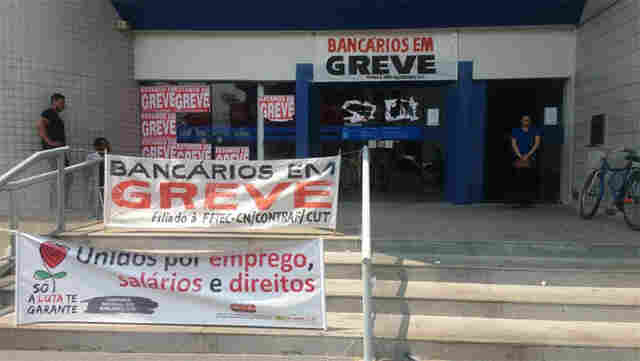 Clientes reclamam até de falta de envelope para depósito em agências bancárias