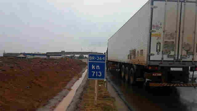 PRF avisa que já está multando motoristas que estão com faróis desligados; Trechos urbanos têm sinalização