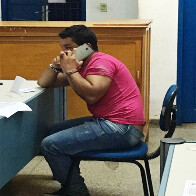 Pai é preso após sequestrar filho de 1 ano e ameaçar matá-lo com uma faca