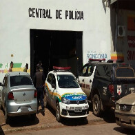 Homem pula muro de residência para roubar central de ar e acaba preso