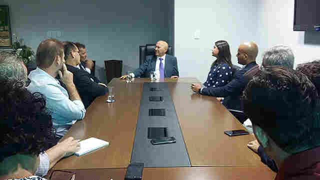 Hildon tem maratona de eventos um dia após eleição