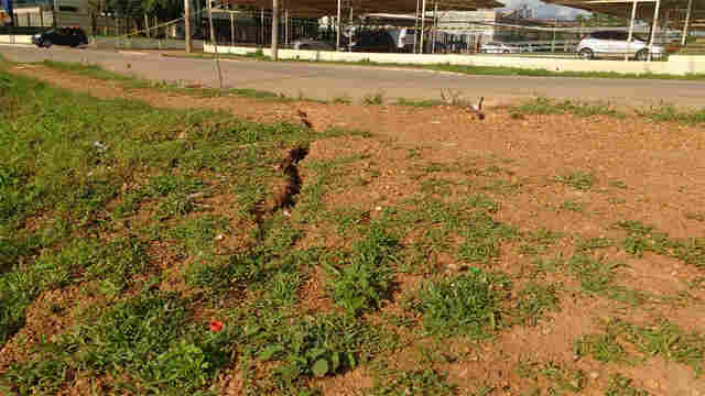 Fissura na Rua Rogério Weber oferece risco de desmoronamento, afirma Defesa Civil