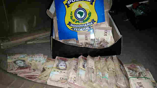 PRF detém dois homens com 170.000 bolívares venezuelanos