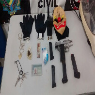 Foragido é preso com arma, carregadores e máscara de palhaço