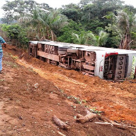 Ônibus atropela motociclista que caiu na BR-364