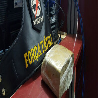 Dois foragidos e um adolescente são detidos com meio quilo de maconha