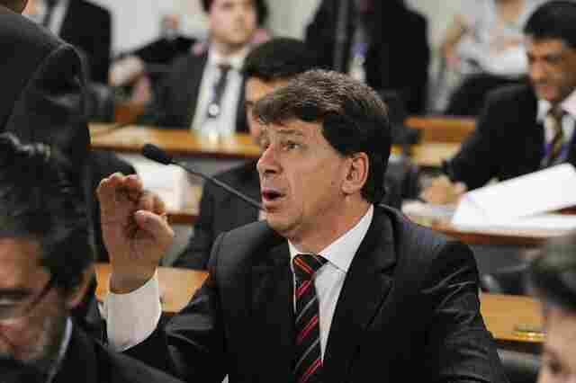 Comissão do Senado aprova projeto que limita juro do cartão de crédito