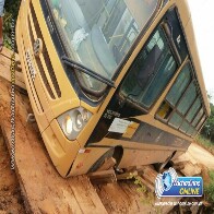 Ponte cede e ônibus com 40 alunos quase cai em rio