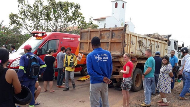 Mulher morre esmagada por ca&ccedil;amba em frente a igreja