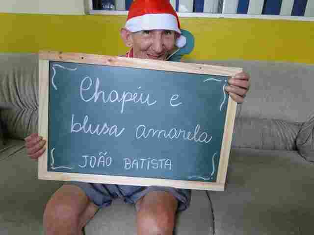 Universitários realizam campanha e arrecadam presentes para o Natal da Casa do Ancião