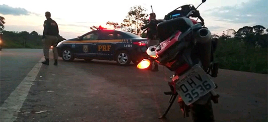 Sem capacete motociclista colide em proteção e morre na ponte do Rio