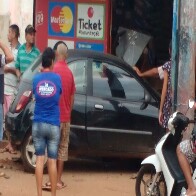 Carro invade mercado na Zona Sul após colidir em outro e deixa cliente ferido