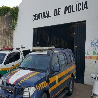 Marido acha que esposa esconde amante debaixo da cama e ameaça atear fogo na casa