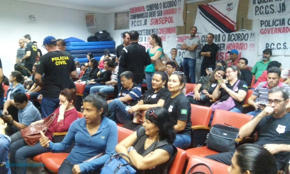 Policiais civis decidem manter ocupação da Assembleia até a votação do PCCS