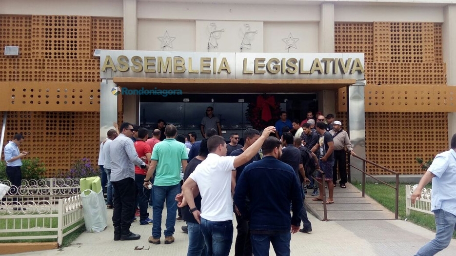 Policiais civis decidem manter ocupação da Assembleia até a votação do PCCS