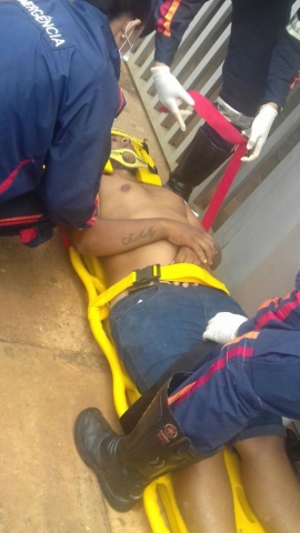 Homem para em cruzamento de vias e quase &eacute; assassinado dentro do carro