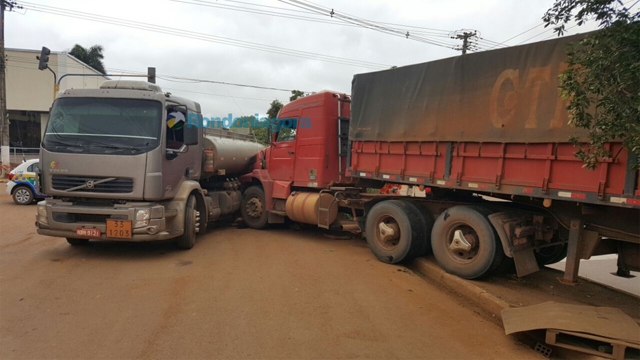 Mulher morre esmagada em acidente envolvendo caminhões em Porto Velho