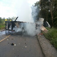 Motorista morre após tombar caminhão carregado de madeira na BR-174