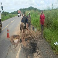 Policiais rodoviários federais tapam buracos na BR-364 em Rondônia