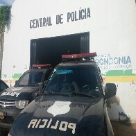 Polícia flagra pai agredindo a filha de 17 anos no meio da rua em Porto Velho