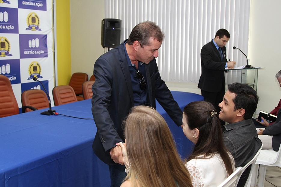 Prefeitura entrega bolsas de estudos para mais de 300 pessoas cursarem faculdade