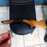 Jovem é preso com escopeta e alega que arma é para sua proteção