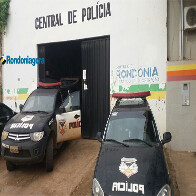 Valentão é preso após esfaquear mulher por causa de pássaro