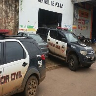 Mulher espanca suposta amante do marido na saída de escola e acaba presa
