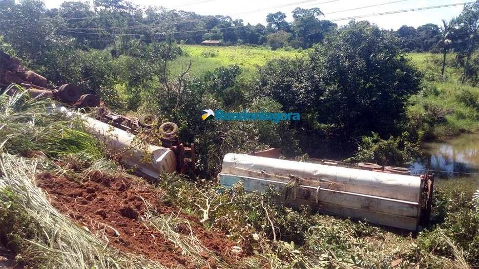 Motorista tenta ultrapassagem e caminhão tanque tomba na BR-364 em Porto Velho