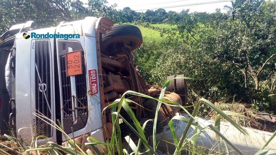 Motorista tenta ultrapassagem e caminhão tanque tomba na BR-364 em Porto Velho