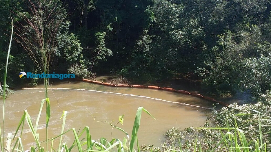 Motorista tenta ultrapassagem e caminhão tanque tomba na BR-364 em Porto Velho