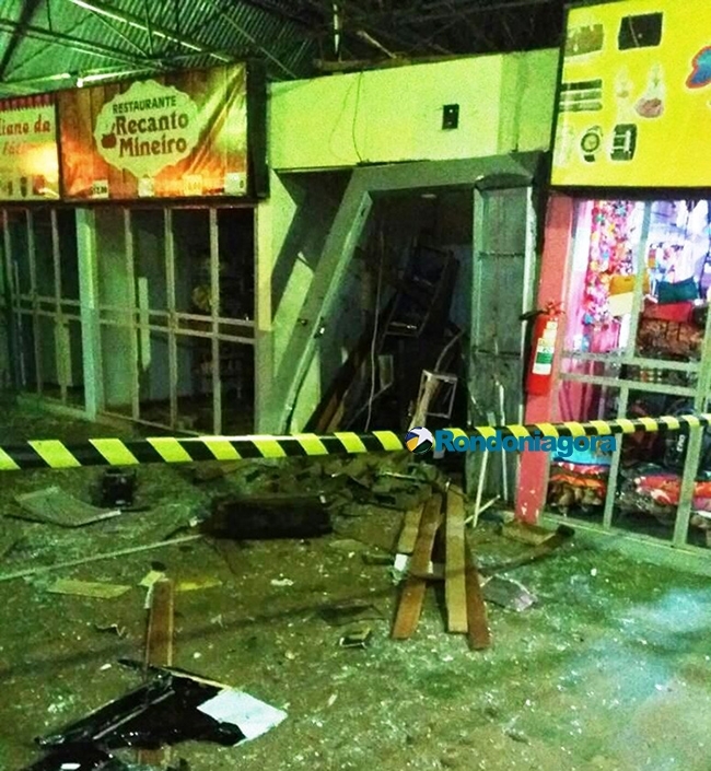Bandidos explodem caixa eletrônico de rodoviária e levam todo o dinheiro