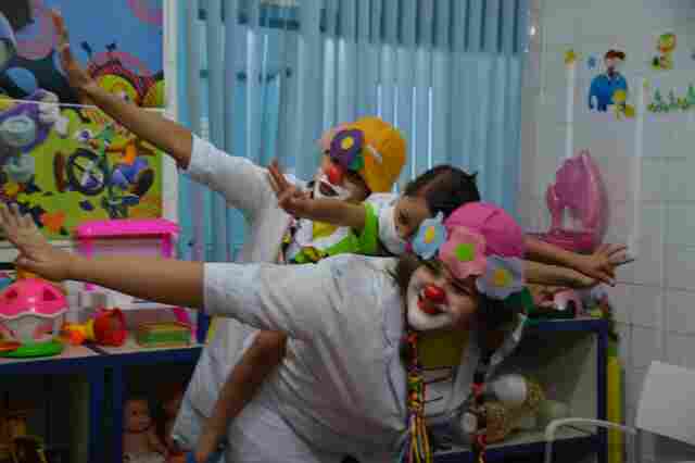 Palhaços, alegria e muito amor na festinha de 12 anos da oncologia pediátrica do Hospital de Base