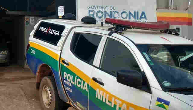 Homem urina em pátio de posto de combustível e três acabam presos após confusão