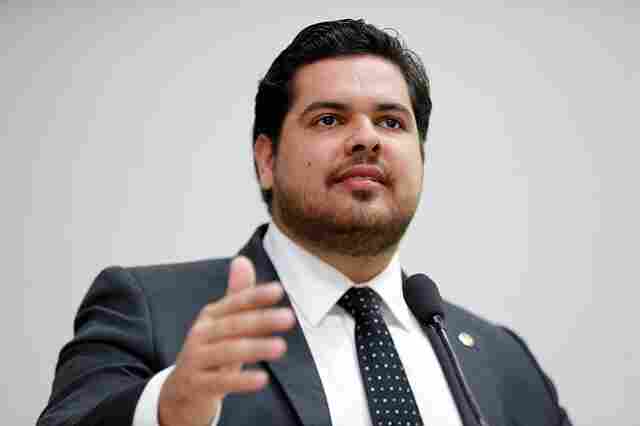 Deputado Jean Oliveira indica melhorias em ruas da capital e escola no interior