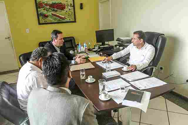 Prefeitura recebe carreta apreendida pelo Denarc