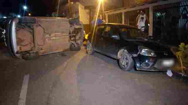 Mulher na contramão capota carro na capital e foge