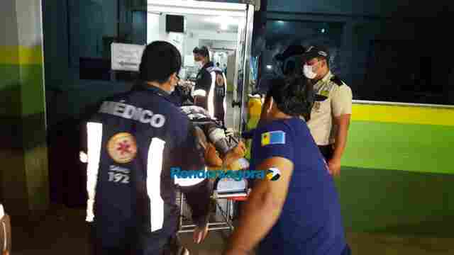 Homem é atingido com tiro na perna em frente de casa e acusa vizinho