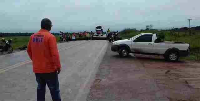 Moradores bloqueiam a BR-364 em Vista Alegre