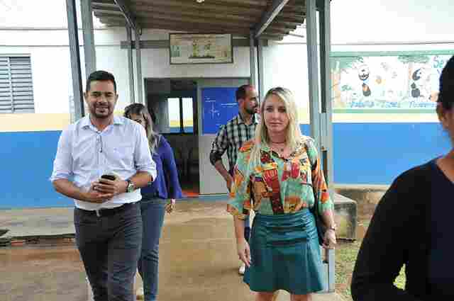 Primeira dama Ieda Chaves visita escolas do município