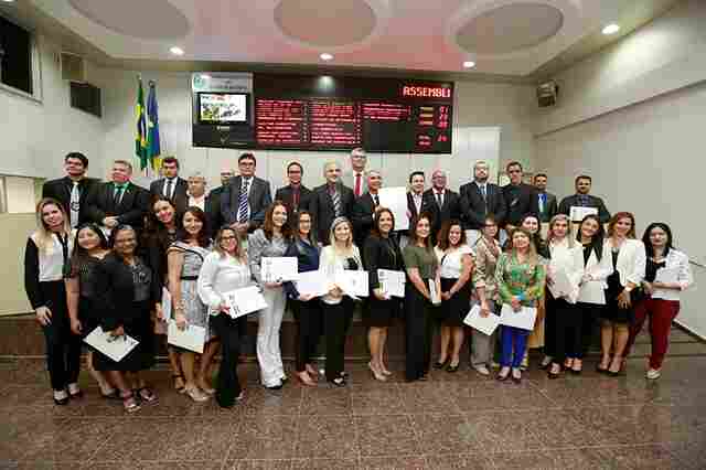 Oficiais de Justiça recebem voto de louvor em sessão solene na Assembleia