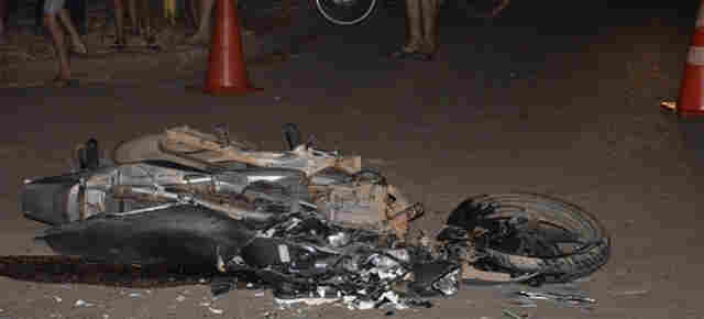 Motociclista morre esmagado ao colidir contra carreta