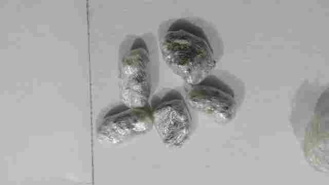 Traficante escondia droga embaixo do banco da praça, na Zona Sul da capital