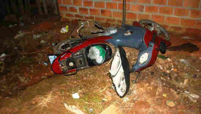 Mulher sofre fratura exposta em colisão entre moto e carro