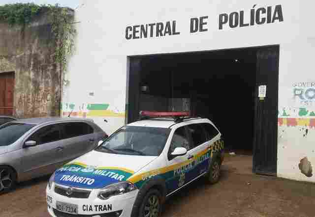 Mulher é espancada pelo filho com cabo de vassoura