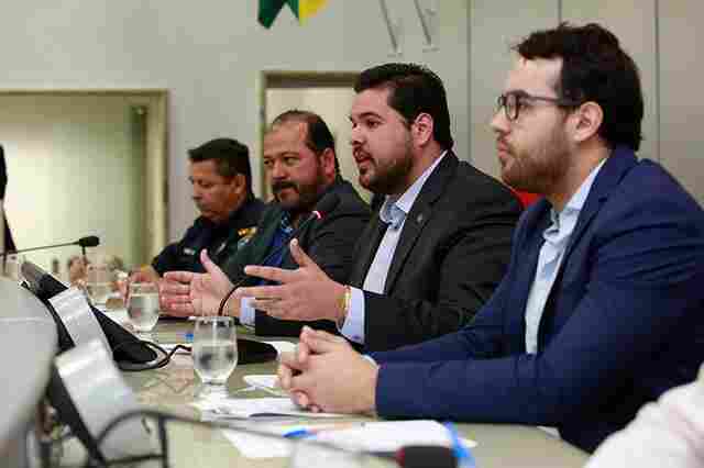 Jean Oliveira preside sessão solene para homenagear time de vôlei do Ferroviário